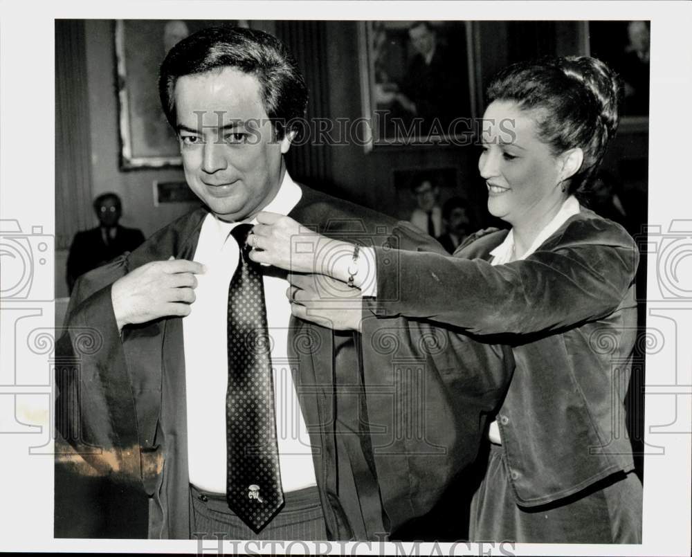 1983 Press Photo Betty Leal robes her husband Manuel as new bankruptcy judge- Historic Images