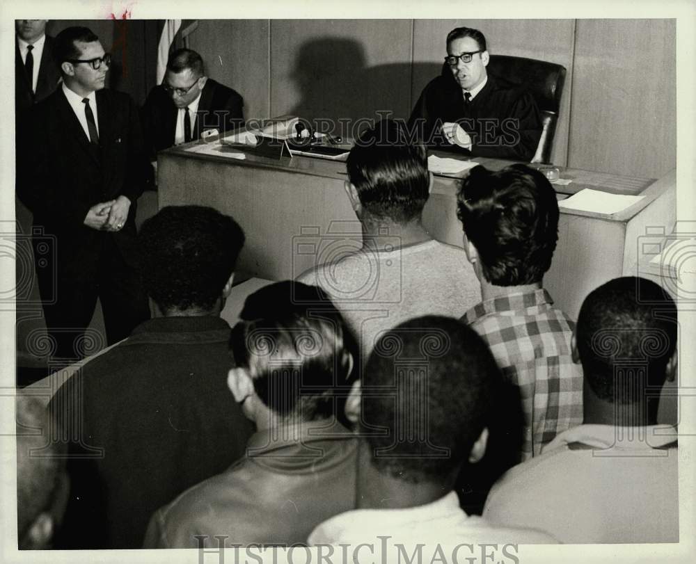 1965 Press Photo Judge J.D. Guyon releases city prison inmates for Christmas.- Historic Images