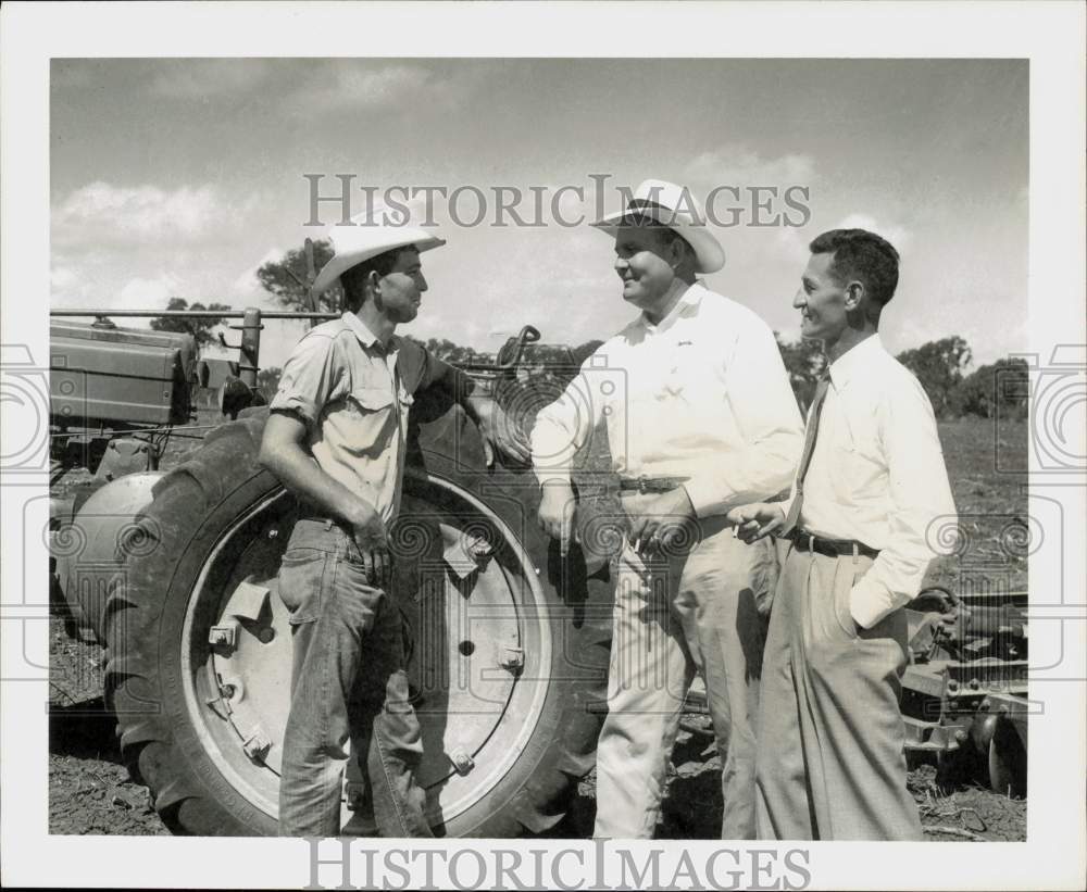 1956 Press Photo O. Dooley Dawson of Bank of Southwest talks to farmers in field- Historic Images