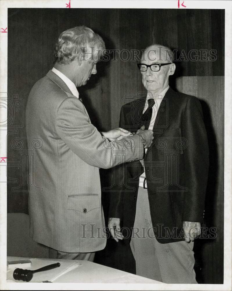 1973 Press Photo Mayor John Harrison honors Assistant Police Chief John Gaines.- Historic Images