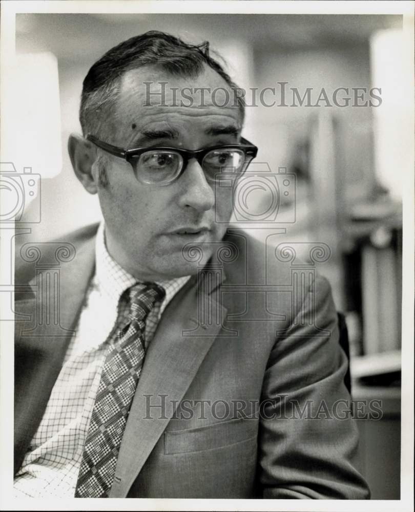 1975 Press Photo Doctor Mitchell Zavon of United States Poison Control Center- Historic Images