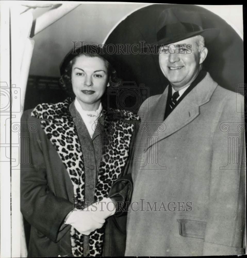 1949 Press Photo John Boettiger and his wife Virginia arrive in New York- Historic Images