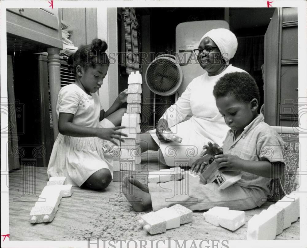 1973 Press Photo Sister Helen Gay plays with children at their home in Houston- Historic Images