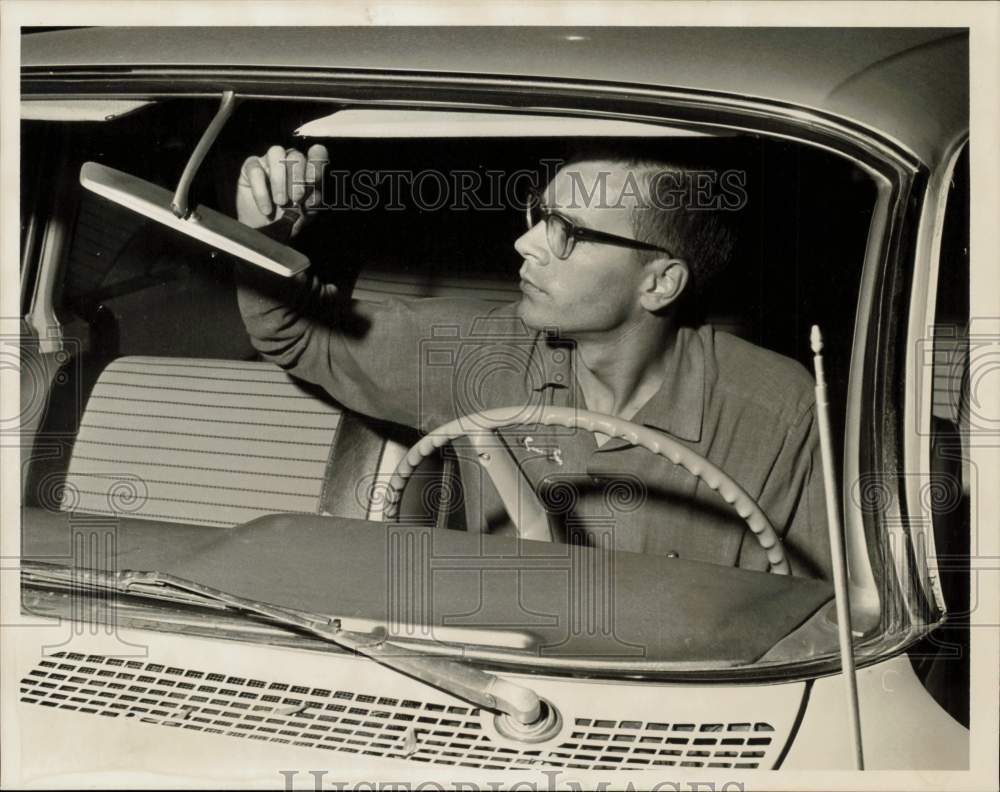 1961 Press Photo H.H. Foster, Houston fingerprint expert checks Buick for prints- Historic Images