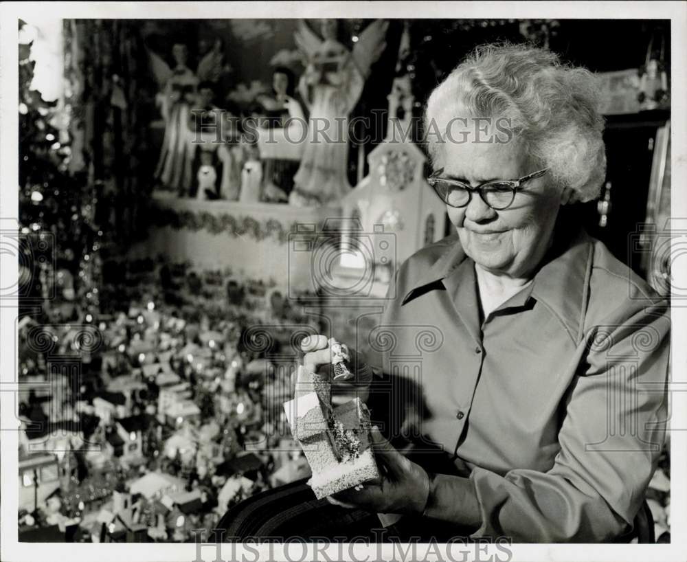 1972 Press Photo Eve Fravel Makes Christmas Village, Texas - hpa69989- Historic Images