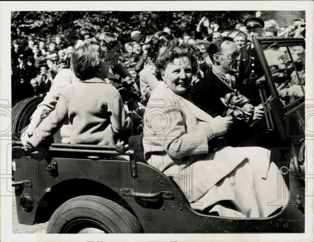 1957 Press Photo Queen Juliana of the Netherlands and family celebrate birthday.- Historic Images