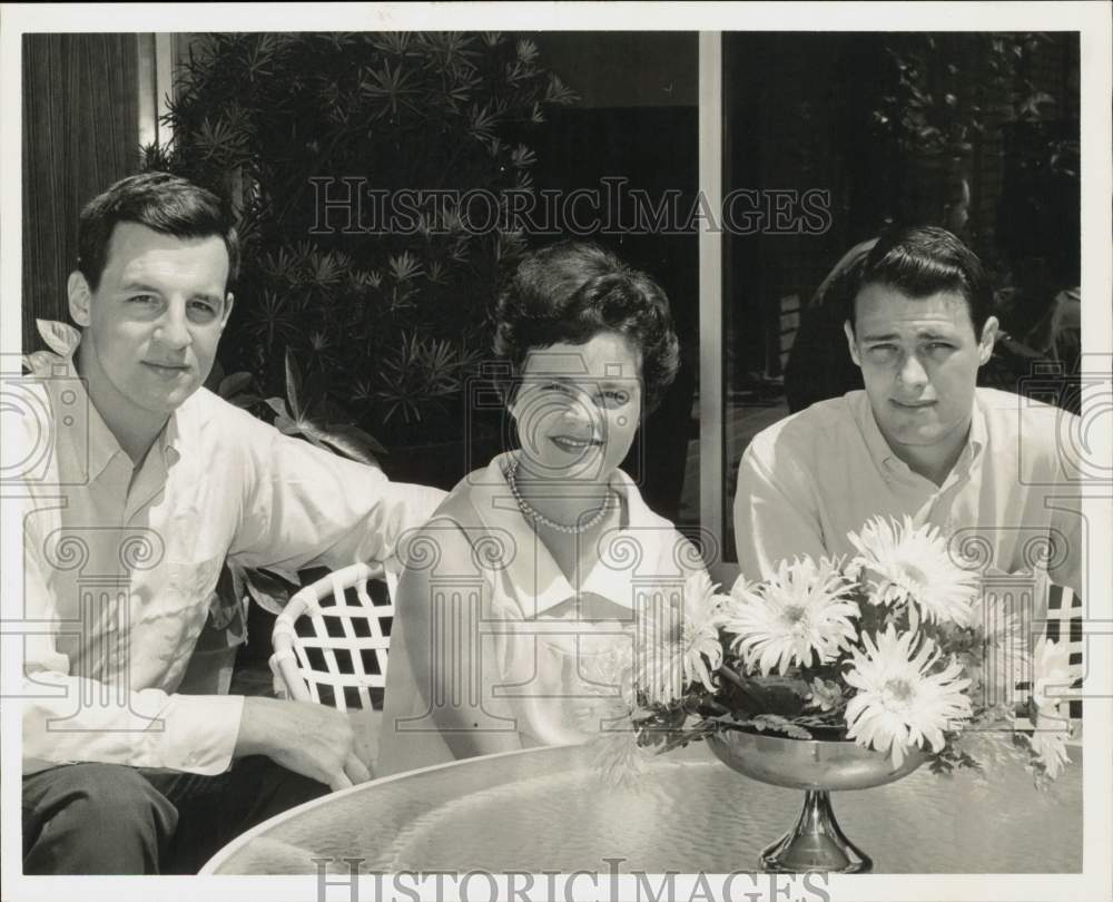 1961 Press Photo Mr. and Mrs. G.L. Snyder and friend - hpa70826- Historic Images