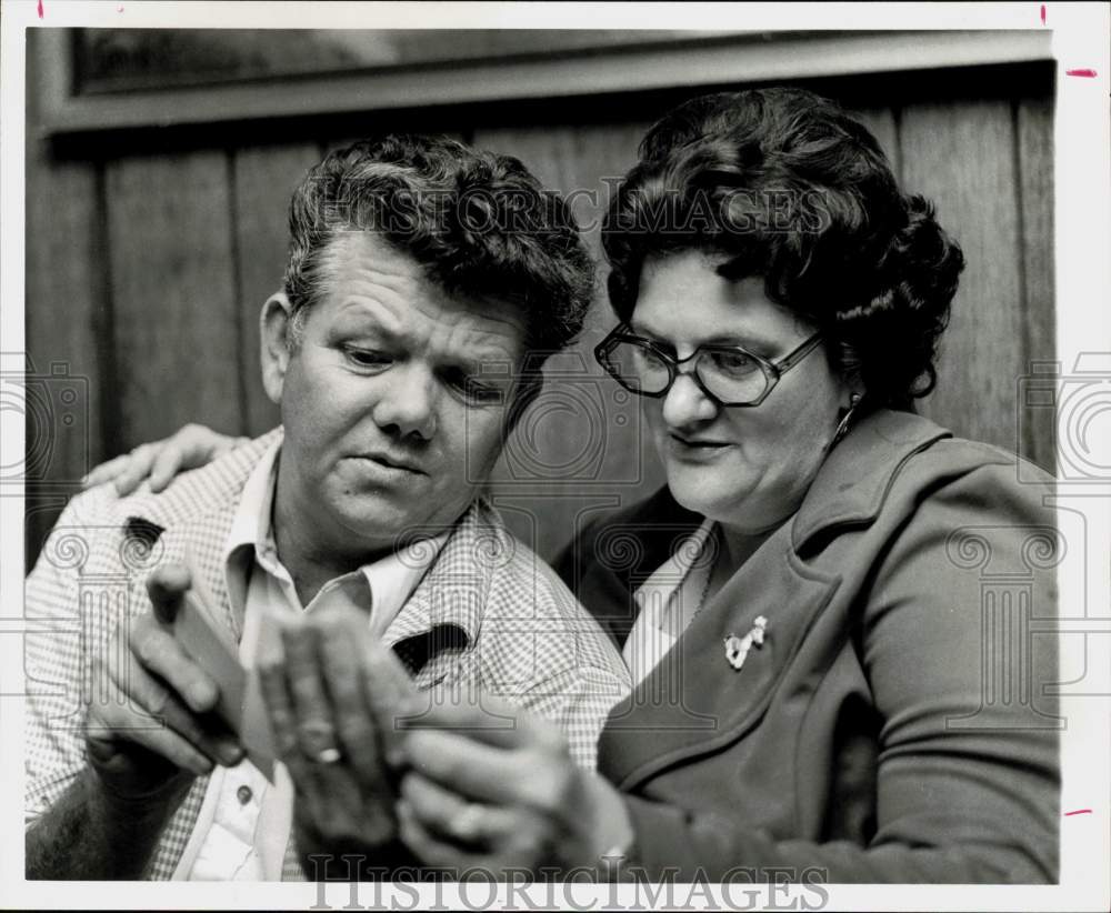 1976 Press Photo Mr. and Mrs. William Howard looking at photo, Texas - hpa70845- Historic Images