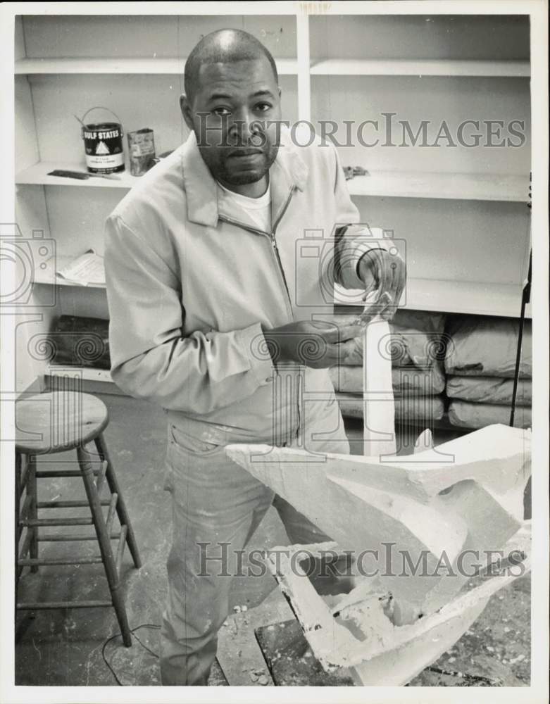 1962 Press Photo Sculptor Carroll Simms, Texas - hpa71512- Historic Images