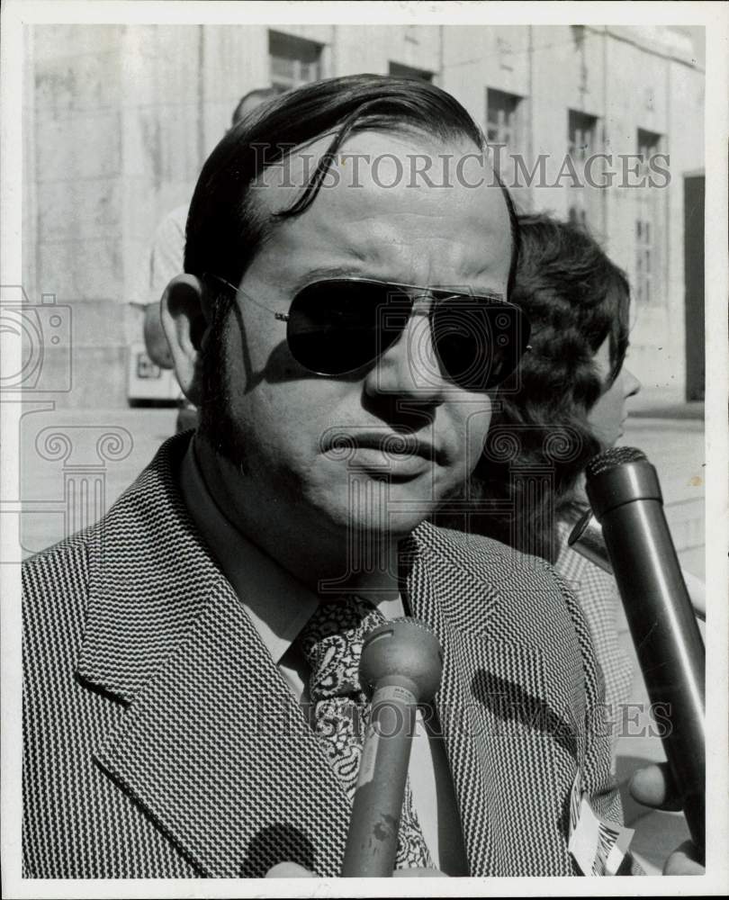 1973 Press Photo John Hughey, candidate, talks with reporters. - hpa72131- Historic Images