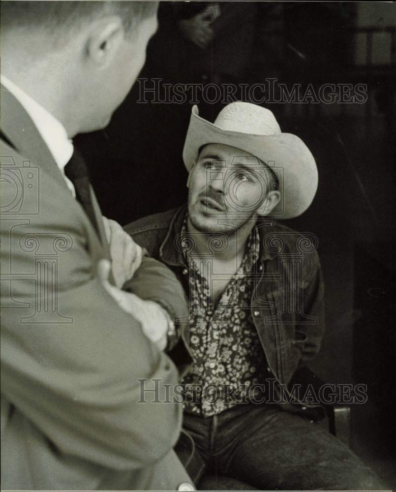 1968 Press Photo Curtis A. Merelli, charged with attempted robbery talks to man.- Historic Images