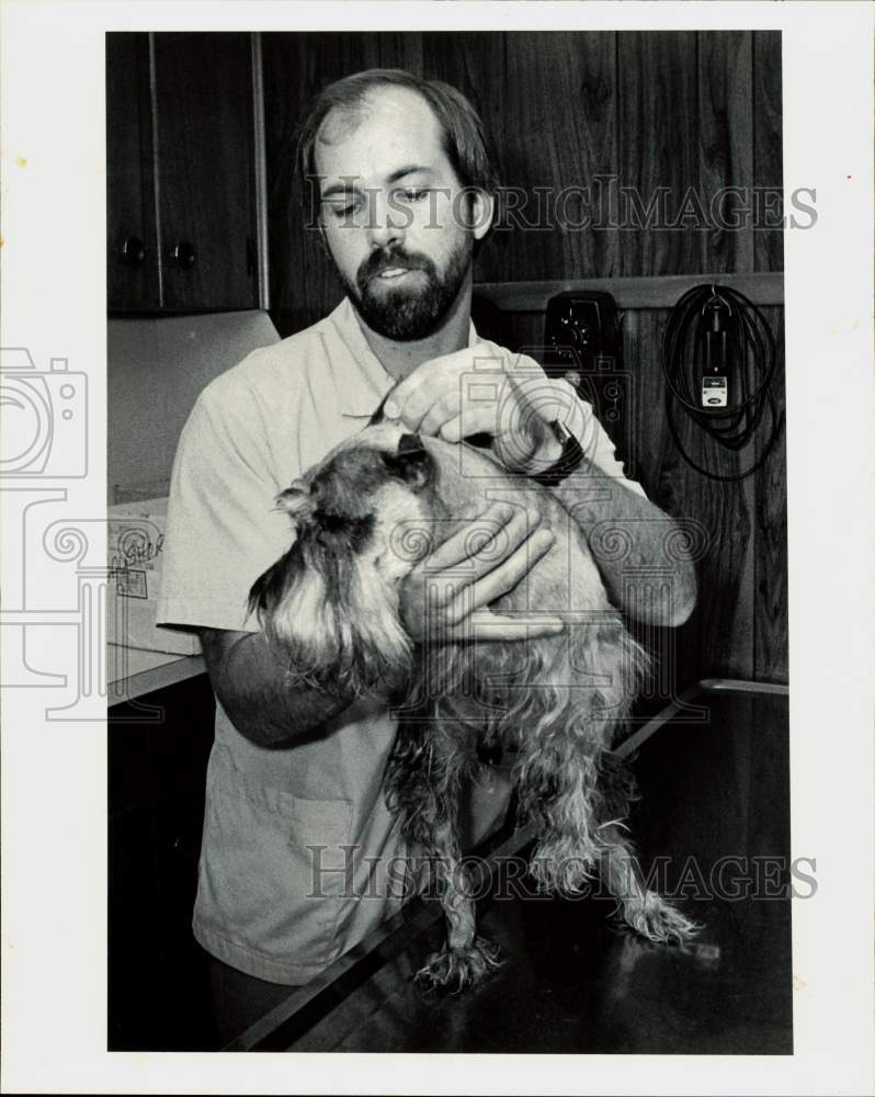 1982 Press Photo Dr. Tony Meyer, Harris County veterinarian, holds a dog.- Historic Images