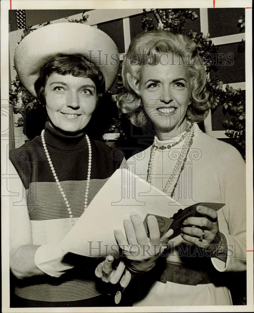 1968 Press Photo Mmes. Jackson Hinds and R.L. McDonald at Houston Junior Forum.- Historic Images