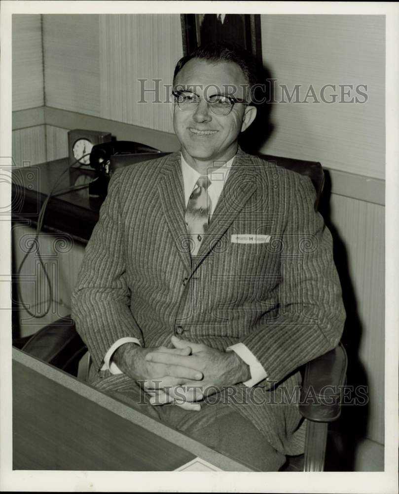 1959 Press Photo H.H. Hilburn, drug buyer for Morris, Sewall &amp; Co. - hpa73301- Historic Images