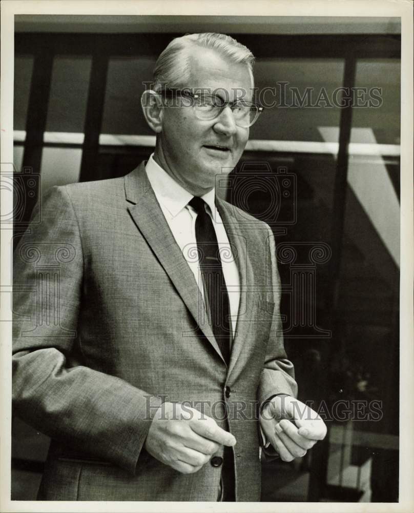 Press Photo Dr. Philip Hoffman, University of Houston President. - hpa73325- Historic Images