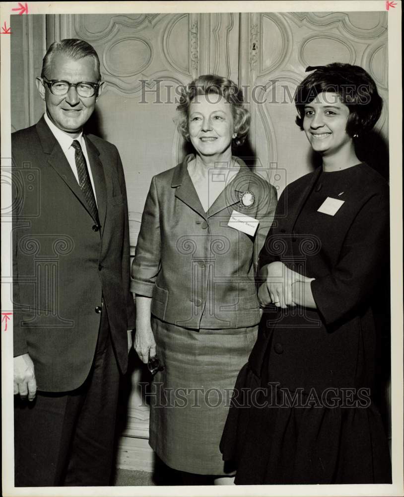 1965 Press Photo Dr. Philip Hoffman, Mrs. Hart Brown &amp; Edda Zarate in Houston.- Historic Images