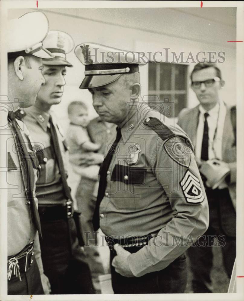 1967 Press Photo Sgt. H.S. McCormick, Houston policeman talking with officers.- Historic Images