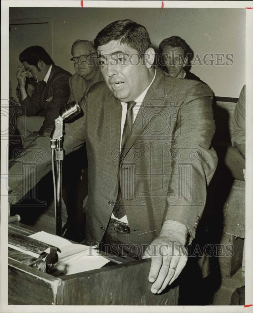 1970 Press Photo Sam Madonio, president of Local 283, speaking at podium.- Historic Images