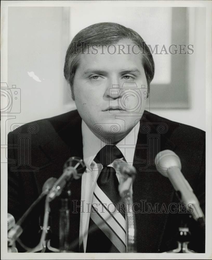 1975 Press Photo Marty McVey, assistant district attorney, at press conference.- Historic Images