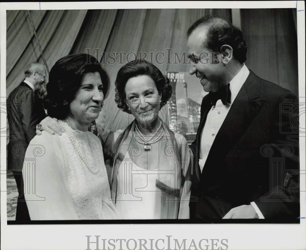 1976 Press Photo Nasser and Mrs. Shirzad with Mrs. Philip Sayles at festival.- Historic Images