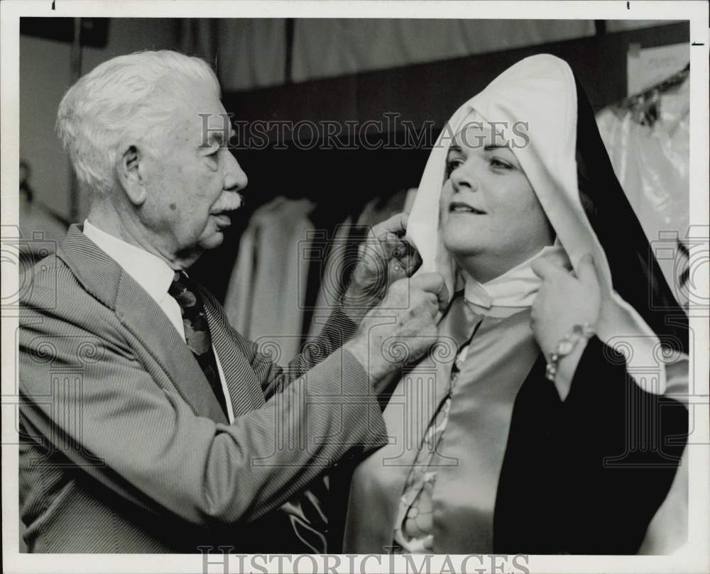 1973 Press Photo H.F. Mengden, costume designer &amp; author, helps Earline Ballard.- Historic Images