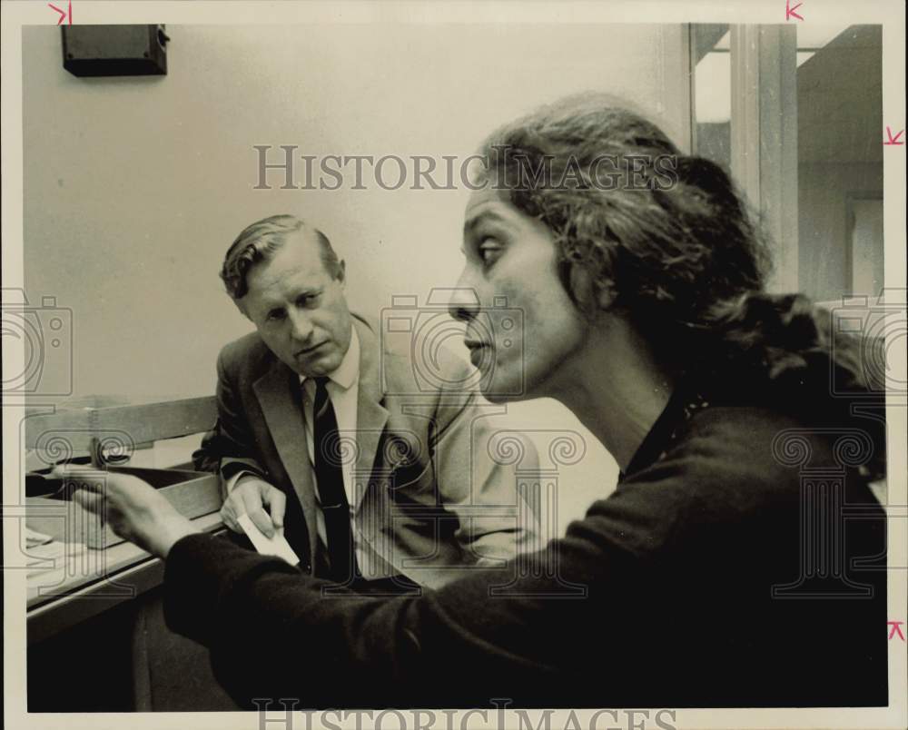 1970 Press Photo Houston Police Interpreter Kemmer with Katharina Millard.- Historic Images