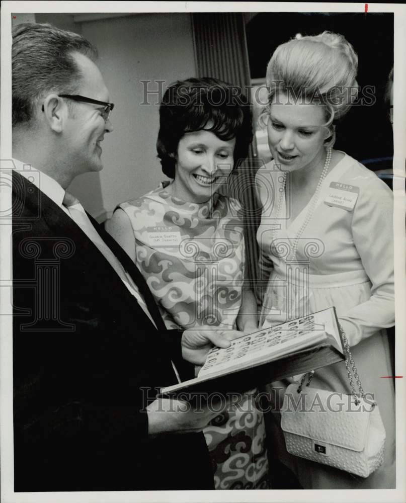 1970 Press Photo Gloria and Bob Shatto with Laverne Acord look through yearbook.- Historic Images