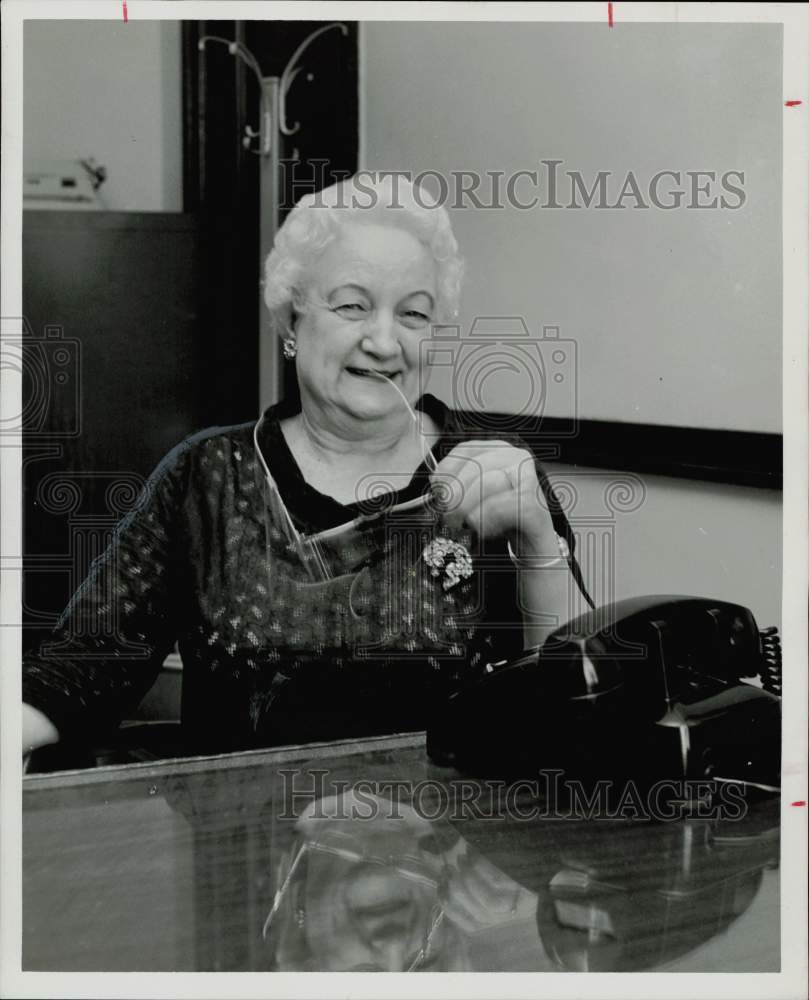 1965 Press Photo Minnie Leigh Shields smiles at Southern Pacific RR retirement.- Historic Images