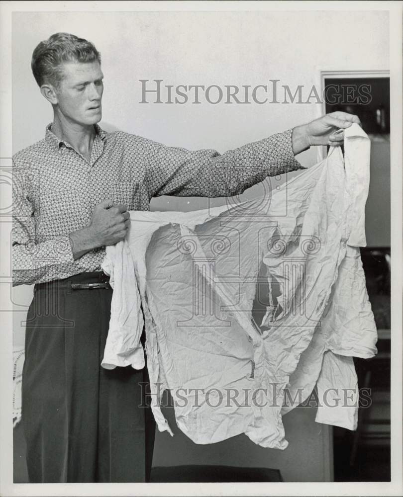 1959 Press Photo J.W. Hodges shows shirt that was torn by police. - hpa76645- Historic Images