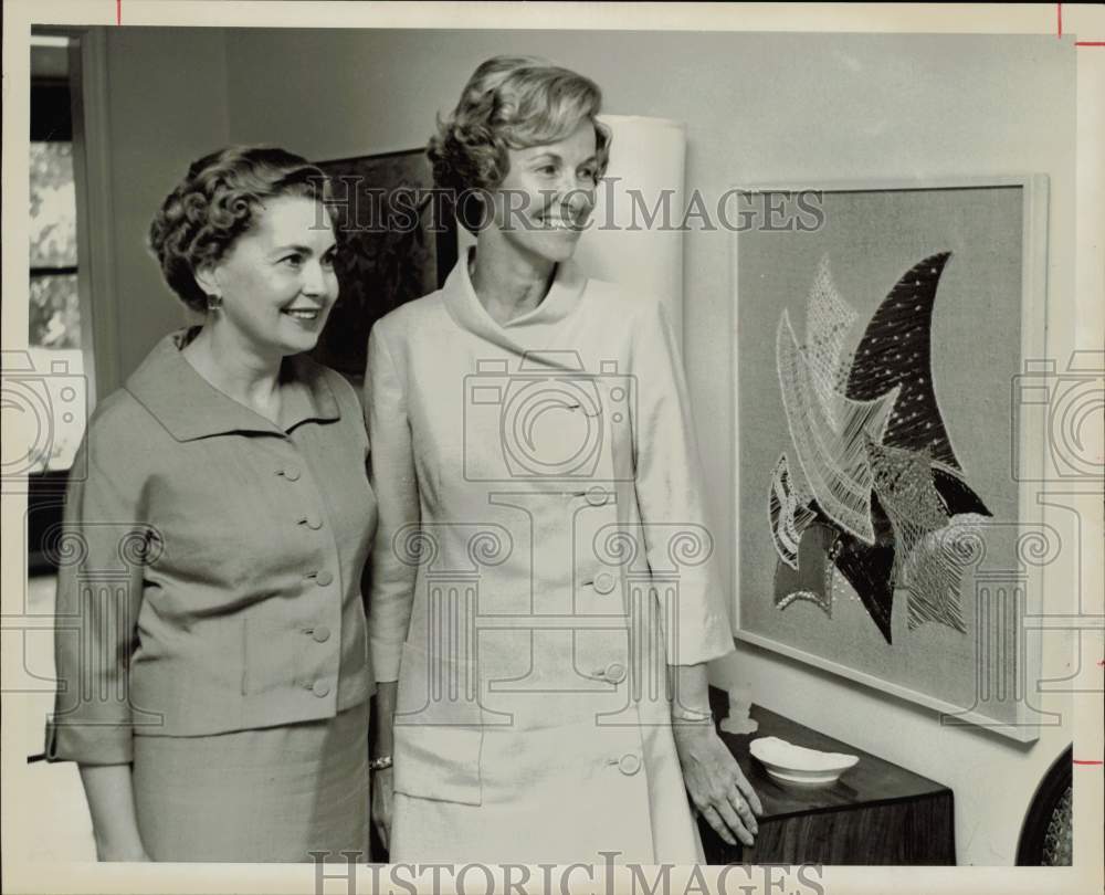 1968 Press Photo Mmes. Edwin Tigner and Alan Shepard view stitchery in Houston.- Historic Images