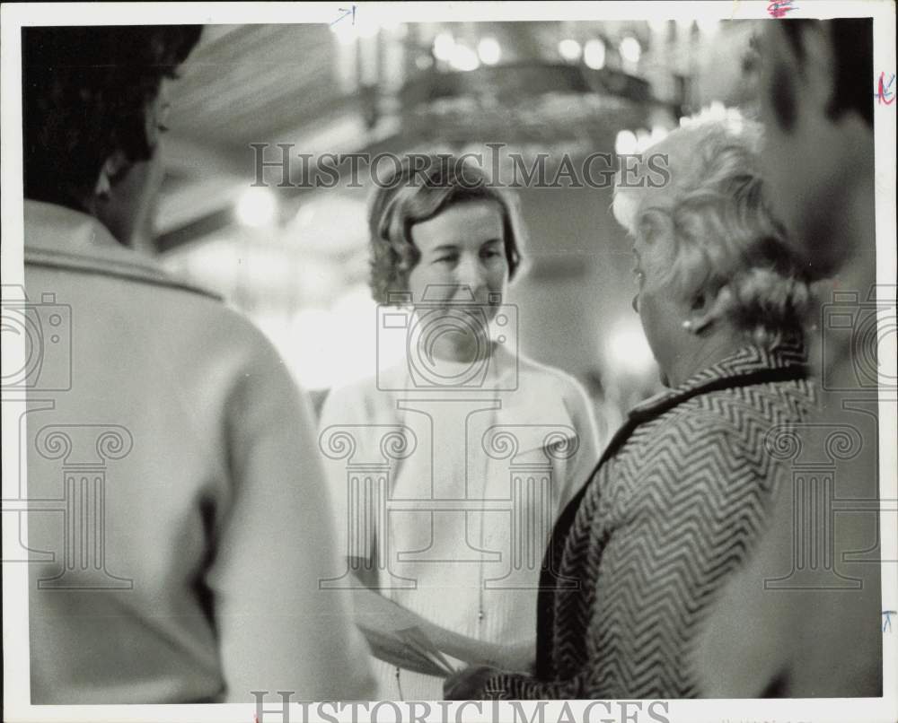 1971 Press Photo Jane Wells and Liz Carpenter greet at political caucus in Texas- Historic Images