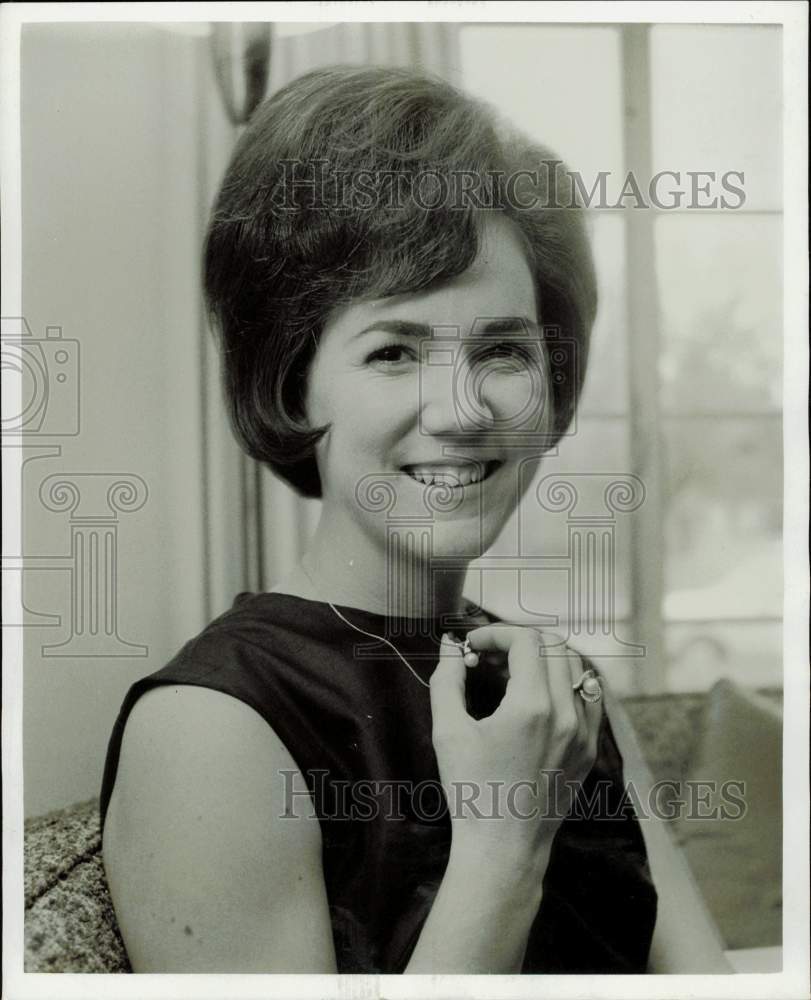 1966 Press Photo Mrs. Scott Reed shows her pearl jewels. - hpa77805- Historic Images