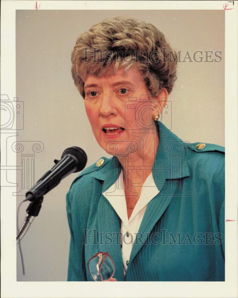 1990 Press Photo Joan Raymond, HISD Superintendent, holds news conference.- Historic Images