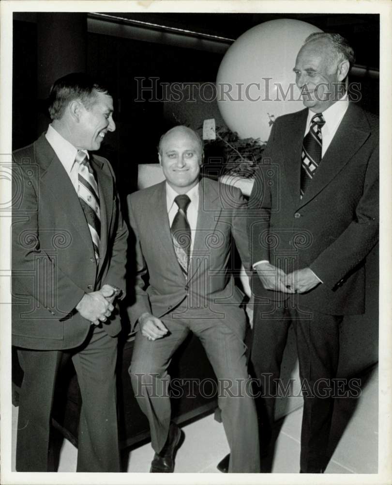1974 Press Photo Billy Reagan, center, shown with businessmen. - hpa77955- Historic Images