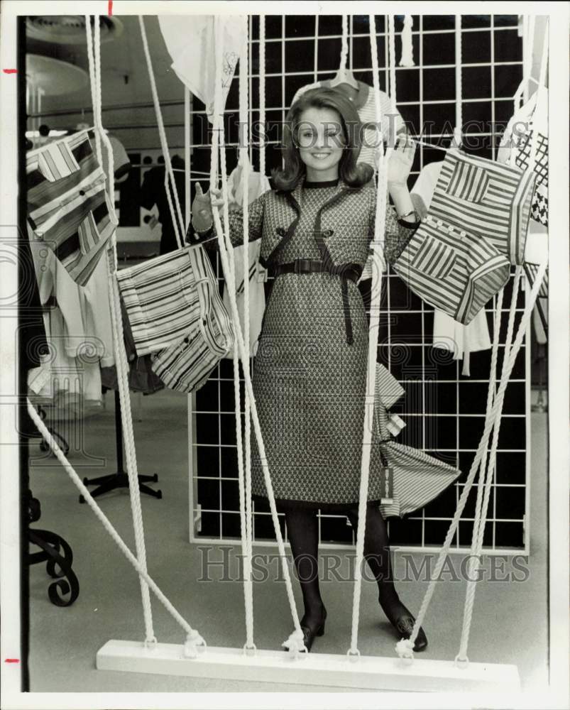 1971 Press Photo Pat Perry, Maid of Cotton, poses with summer cotton fashions.- Historic Images