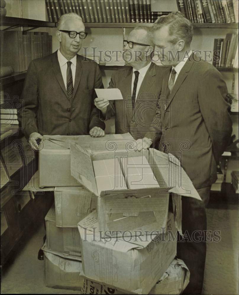 1968 Press Photo Dr. James Sterner and other UT officials unpack boxes.- Historic Images