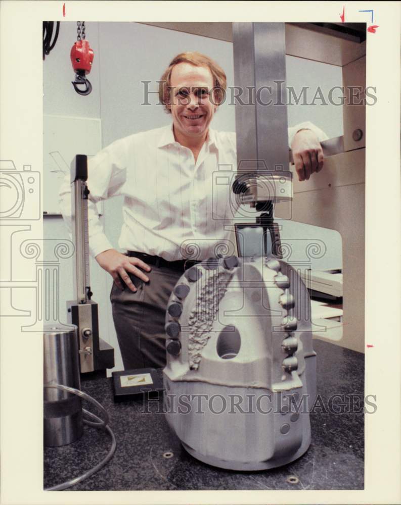 1989 Press Photo Doug Rock of Smith International shows Measuring Machine- Historic Images