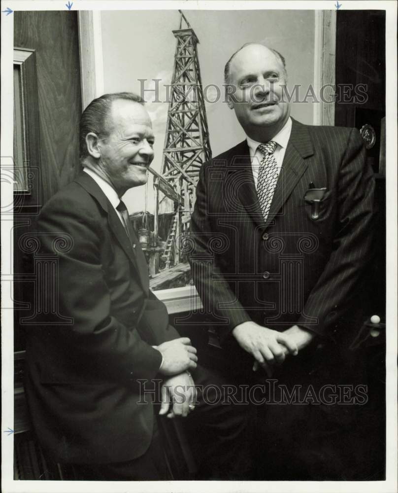 1971 Press Photo Robert Herring and W.F. Roden of Houston Natural Gas Oil- Historic Images