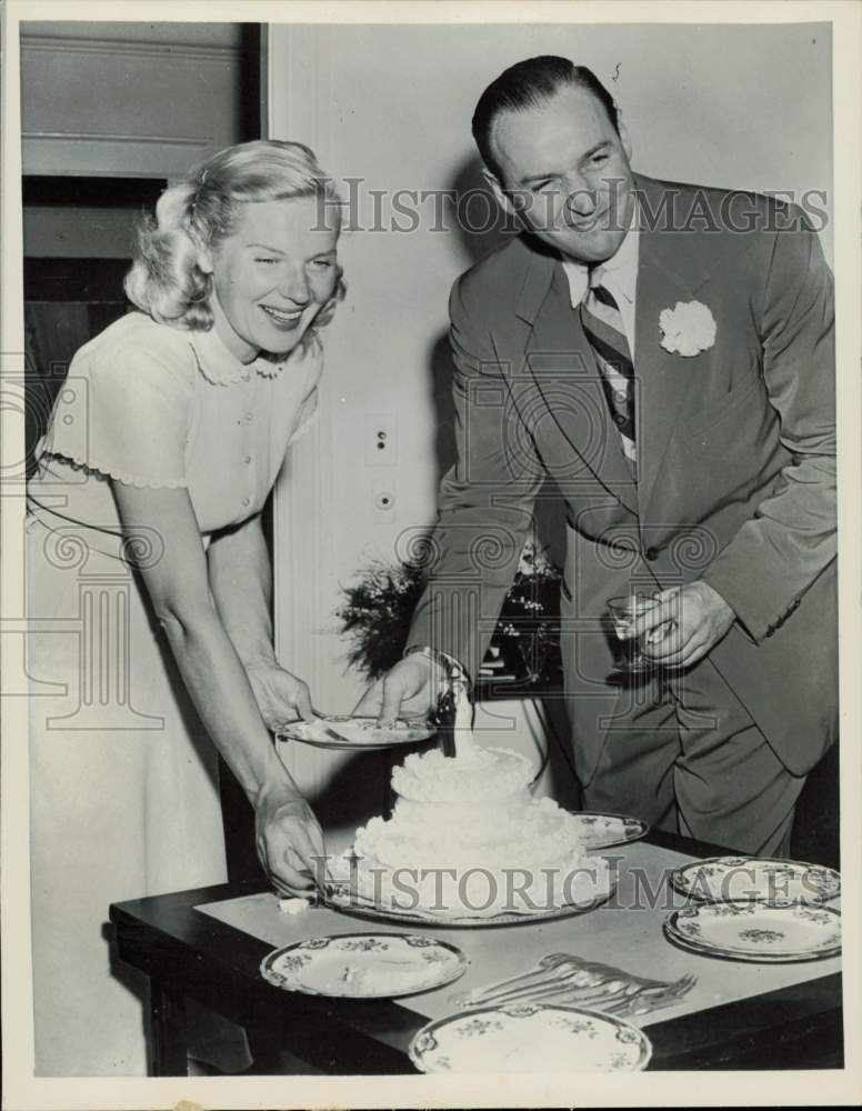 1948 Press Photo Mr. and Mrs. Winthrop Rockefeller cut wedding cake in Florida.- Historic Images