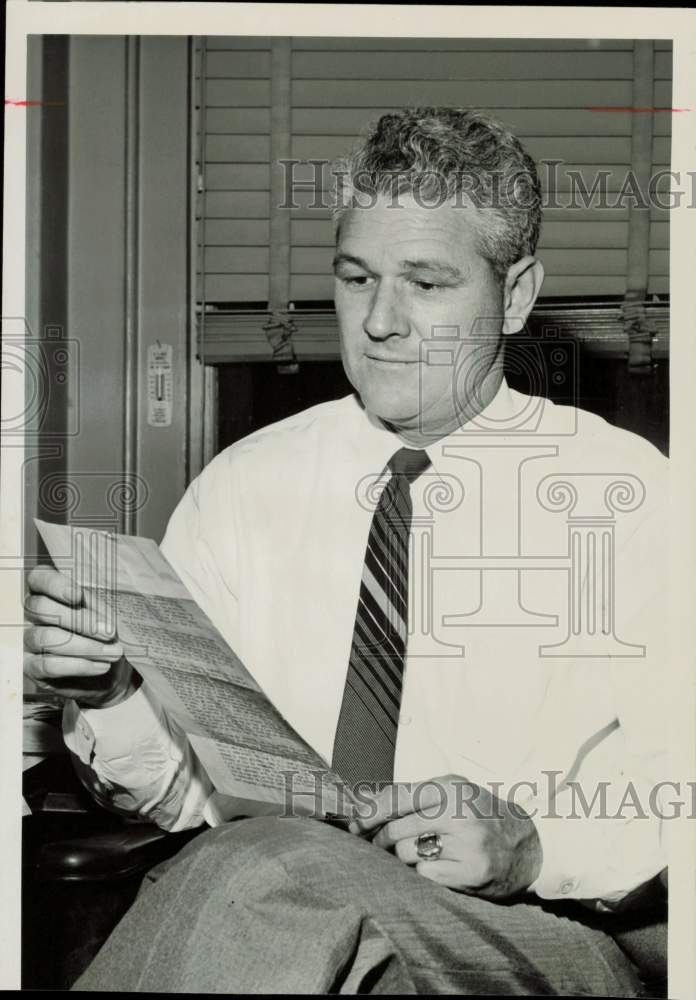 1958 Press Photo John O&#39;Leary, insurance claims manager, reads letter.- Historic Images