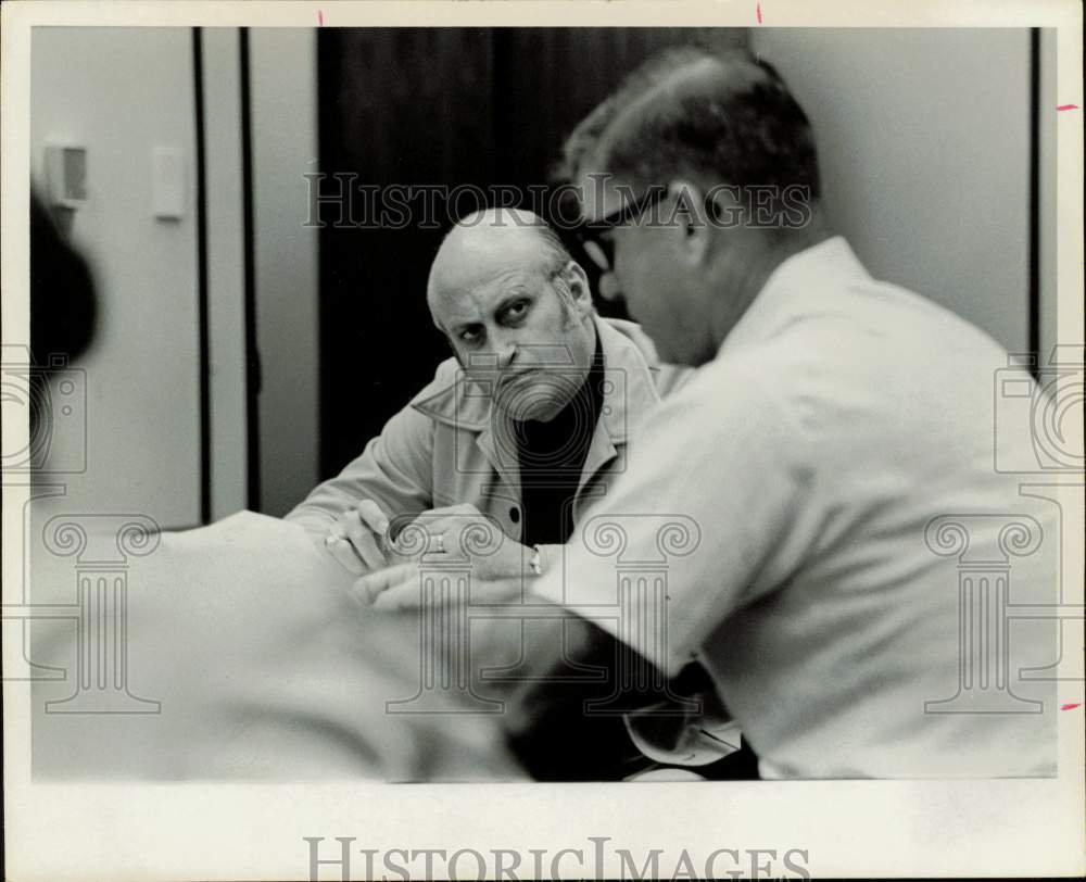 1976 Press Photo Billy Reagan of Houston schools works on bond issue.- Historic Images