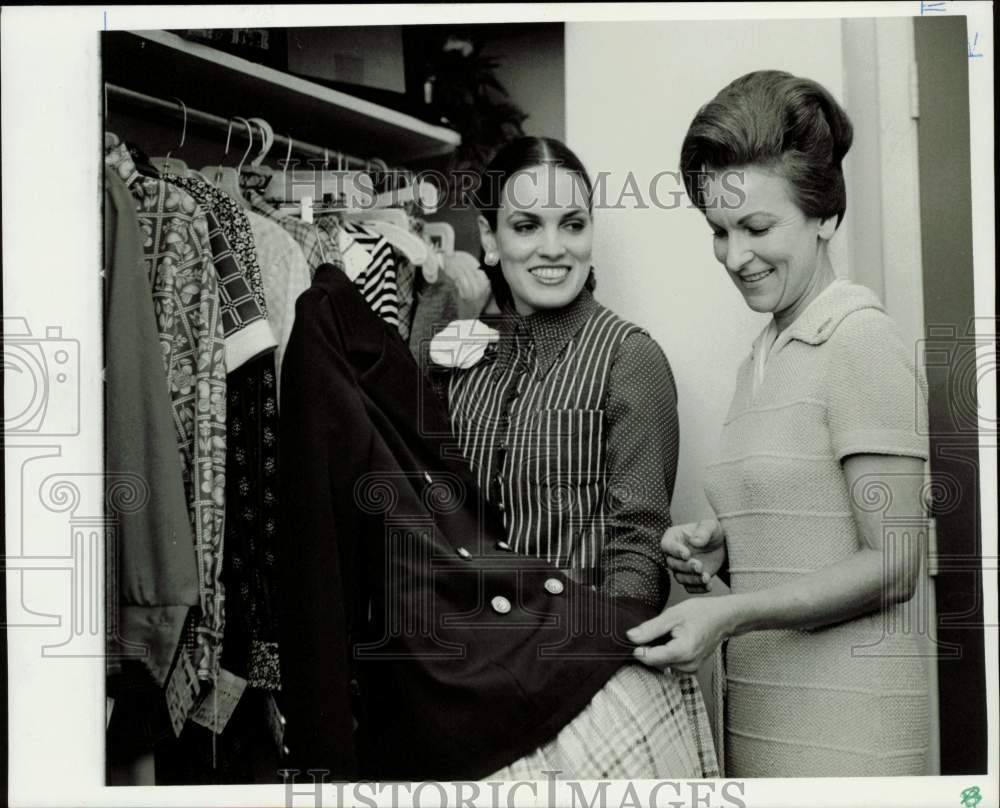 1972 Press Photo Doris Randall and Beppy Deaton confer over fashion in Houston- Historic Images