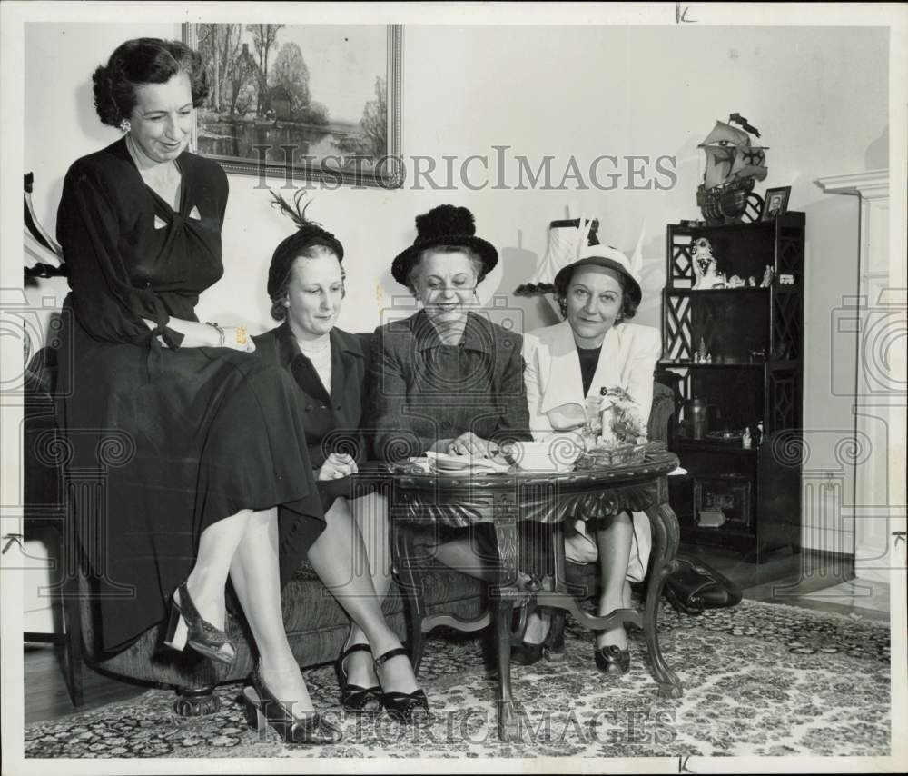 1956 Press Photo Mrs. Lyle Logue and other women at Big Party plans meeting.- Historic Images