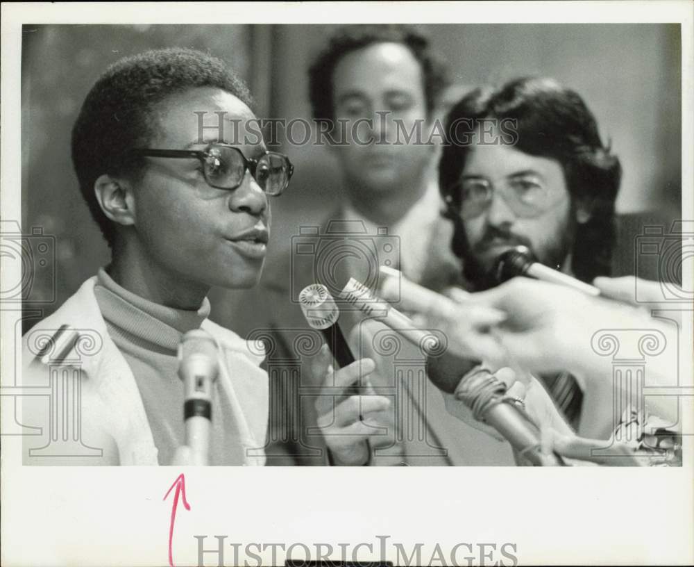 1976 Press Photo Willie Mae Reid, vice presidential candidate talks to press- Historic Images