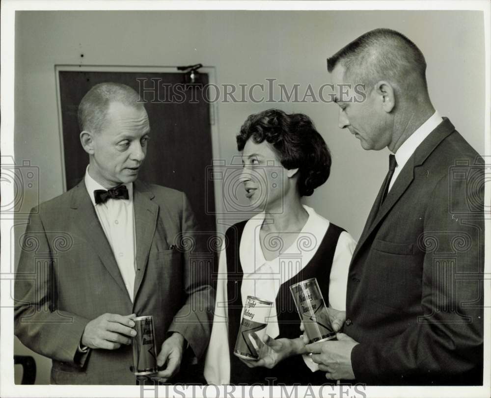 1965 Press Photo Mary Stern with Kidney Foundation members at membership drive.- Historic Images