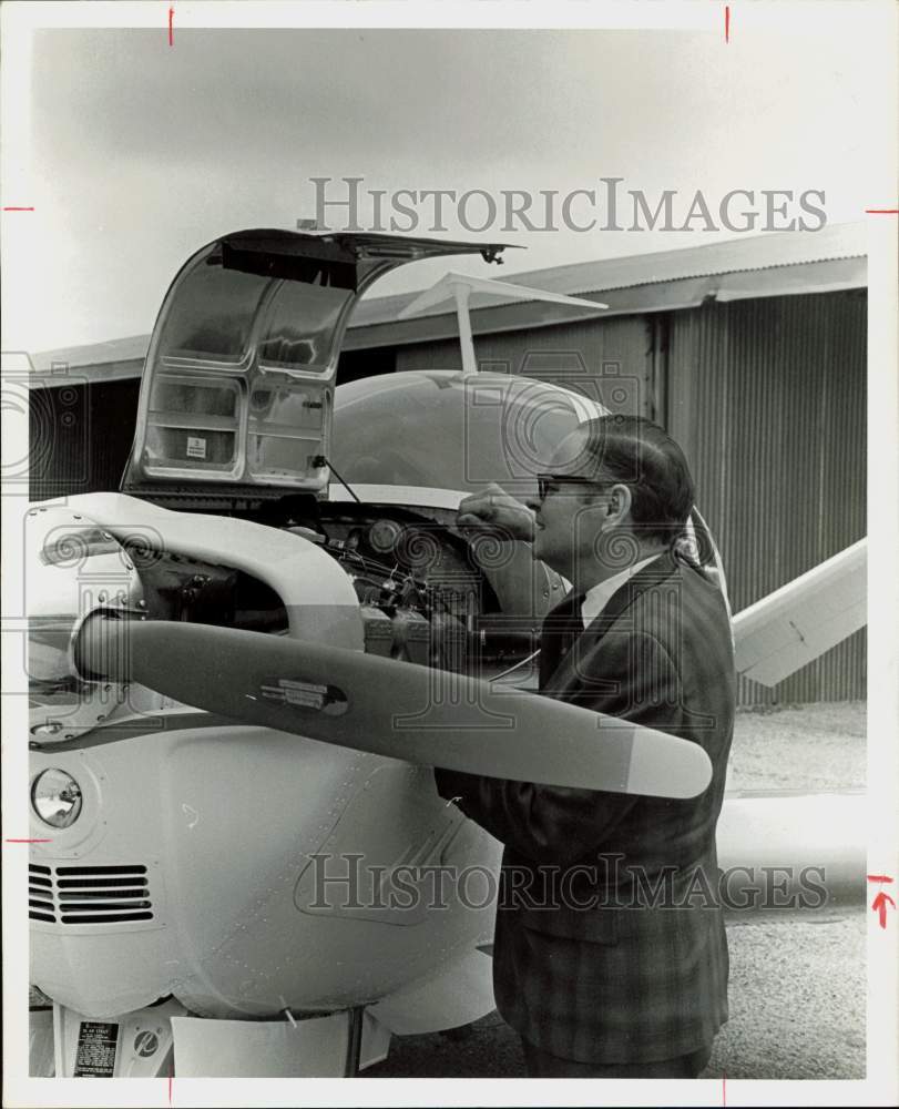 1970 Press Photo Dr. John Stevens, ACC President check airplane engine.- Historic Images