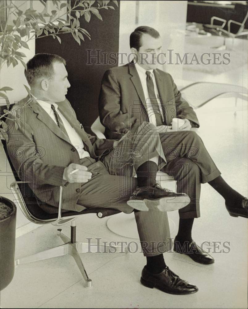 1968 Press Photo Bill Perry chats with Curt Sleight of Herman Miller Furniture- Historic Images
