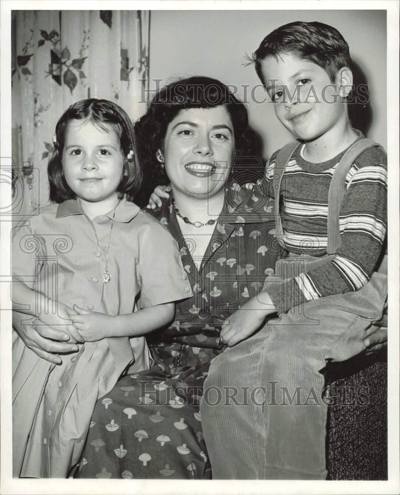 1960 Press Photo Mrs. Genevieve Milligan poses with children Francine ...