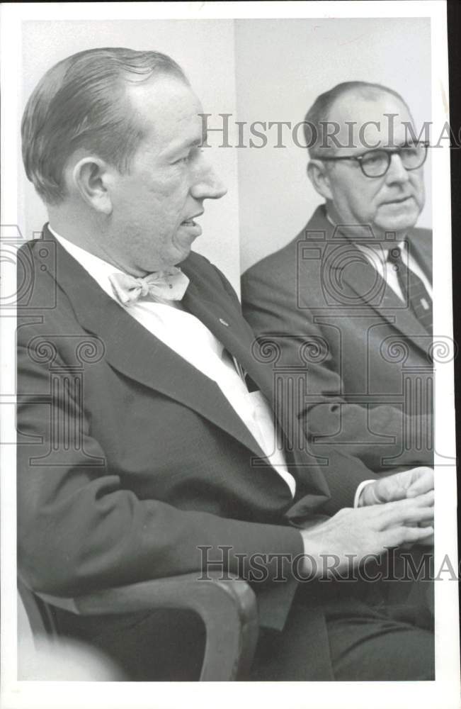 1957 Press Photo W.S. Pebworth, Airline State Bank President, confers with man- Historic Images