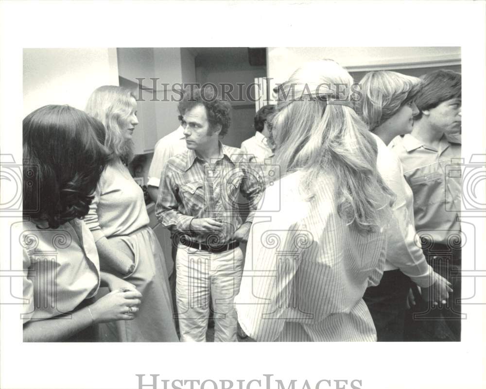 1979 Press Photo Jerry Rubin and Rice University students talking in Houston- Historic Images